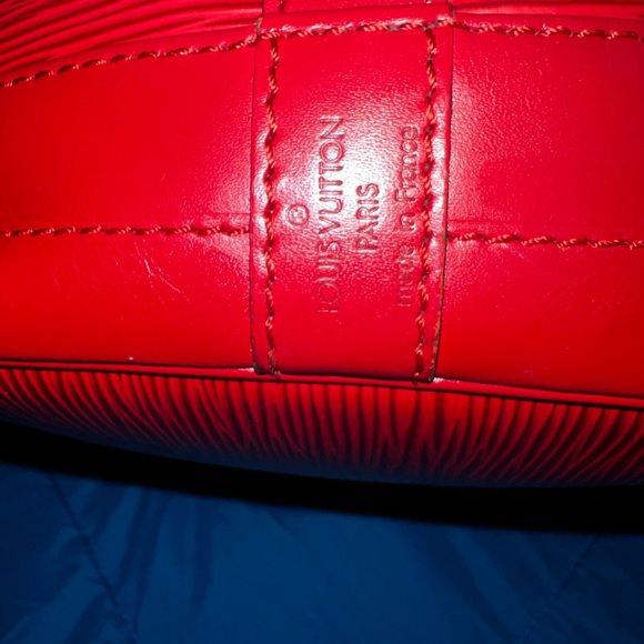 Beautiful Vibrant Red ❤️‍🔥Louis Vuitton Epi Noé customized with rhinestone’s ✨ - Picture 8 of 11